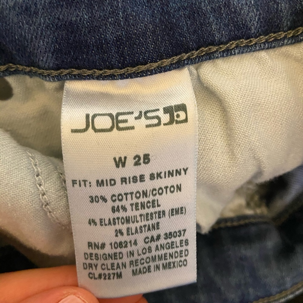 Medium wash Joes jeans, skinny fit. Soft!!